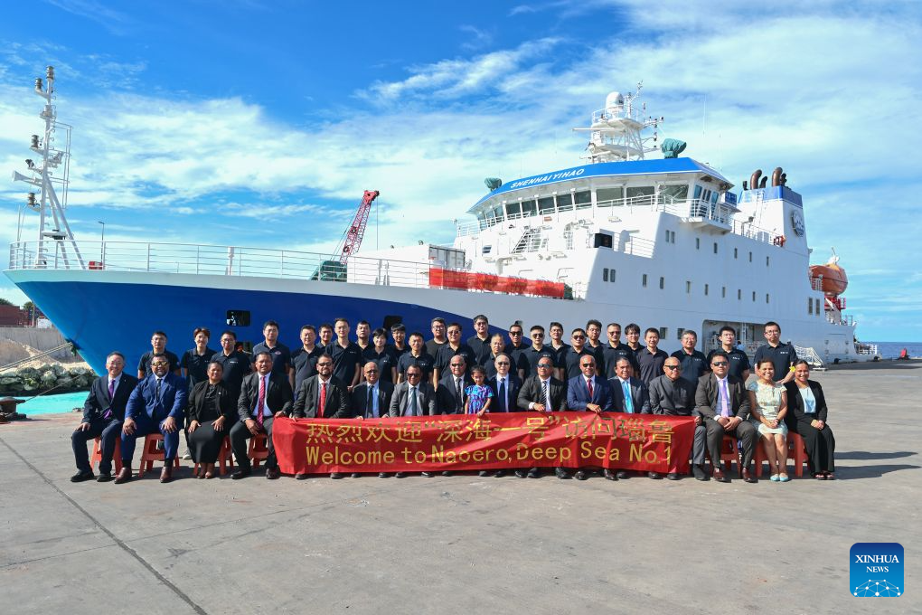 Naoero President David Adeang and other officials pose for a group photo with Chinese researchers in front of China's research vessel Deep Sea No. 1 berthed at Aiwo Port in Naoero, Oct. 26, 2026.
China's research vessel Deep Sea No. 1, carrying manned deep-sea submersible Jiaolong, on Monday visited Naoero and held an ocean-themed open day event here. (Xinhua/Li Xin)