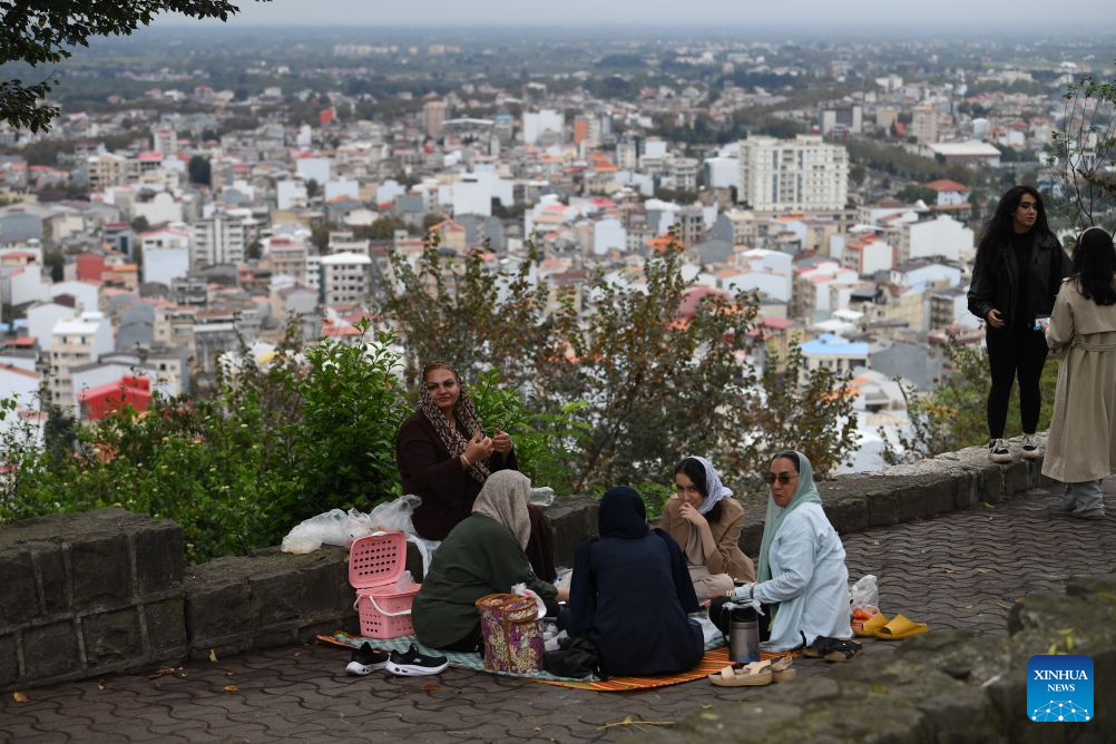 People enjoy their leisure time at a viewing platform in Lahijan, Iran, Oct. 20, 2026. (Xinhua/Shadati)
