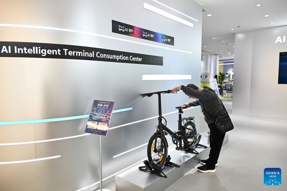 A man visits the AI Intelligent Terminal Consumption Center at the Nanjing AI Agent Distribution Center in Nanjing, east China's Jiangsu Province, Oct. 26, 2026.
The Nanjing AI Agent Distribution Center is an integrated platform for the display and supply-demand matching of AI applications and technologies. (Xinhua/Ji Chunpeng)