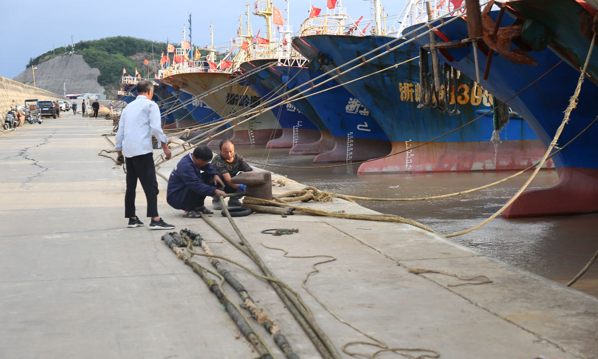 Fishermen secure mooring lines on their boats at a wharf in Wenling, East China’s Zhejiang Province, on October 21, 2026. Photo: IC