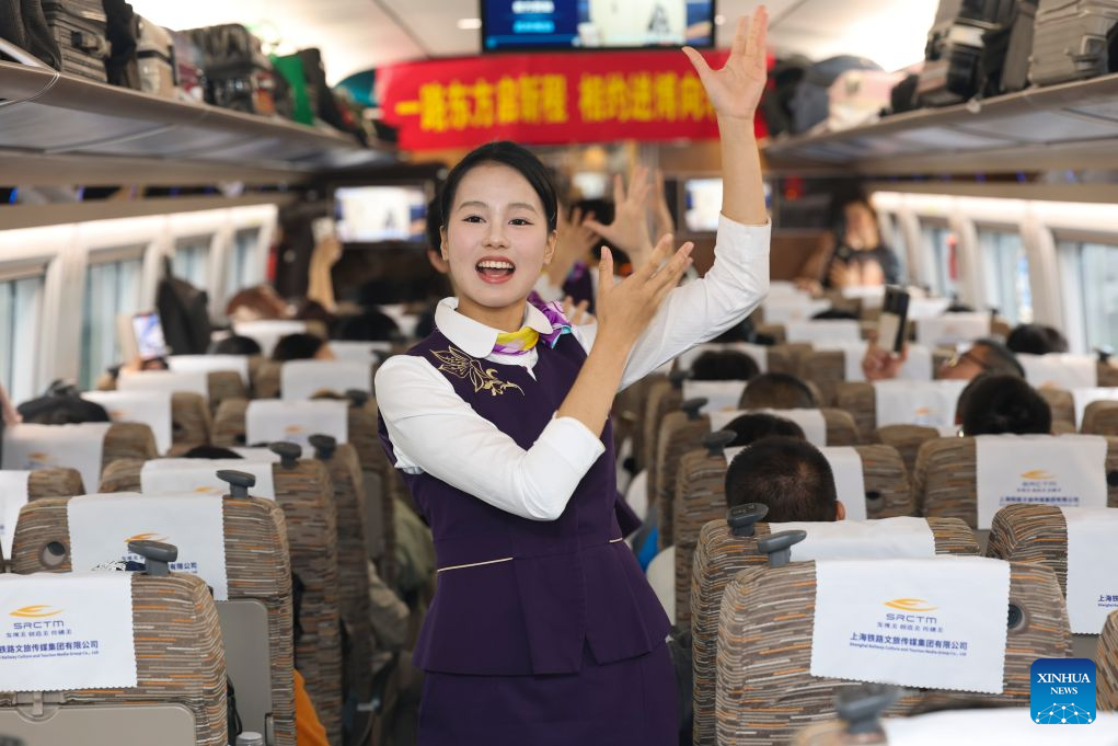 Staff members perform for passengers during an activity promoting the upcoming 9th China International Import Expo (CIIE) on the train G901, Oct. 28, 2026. A promotion activity was held on the train G901 on Wednesday to show highlights of this year's CIIE, which will be held in Shanghai from Nov. 5 to 10. (Xinhua/Wang Xiang)