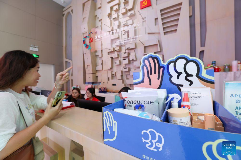 Pet supplies are provided for pet owners at a community public service center in Futian District of Shenzhen, south China's Guangdong Province, Oct. 25, 2026. Shenzhen has been steadily improving the network and functions of its community public service centers since 2015, and has now built more than 4,400 such centers of various types. With each center covering a roughly one-kilometer, 15-minute walking radius, the network delivers all-age-friendly services to local residents, tourists, and foreign visitors.

In recent years, the centers have regularly hosted a rich variety of cultural and recreational activities, and provided amenities including public reading rooms, nursery facilities and community canteens. Receiving over 400,000 visits every day across the network, they function as both convenient public service platforms and venues for community consultation and exchanges, bringing greater warmth to community-level urban governance. (Xinhua/Mao Siqian)