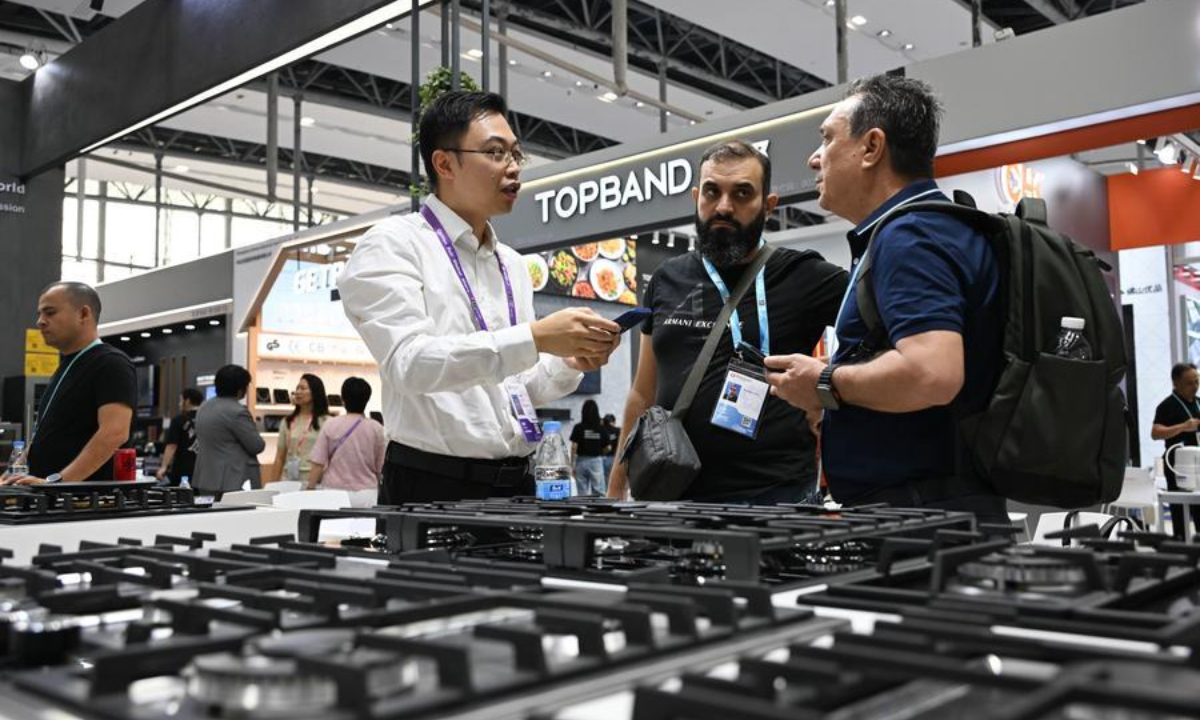 Overseas buyers communicate during the Canton Fair in Guangzhou, south China's Guangdong Province, Oct. 15, 2026. (Xinhua/Deng Hua)