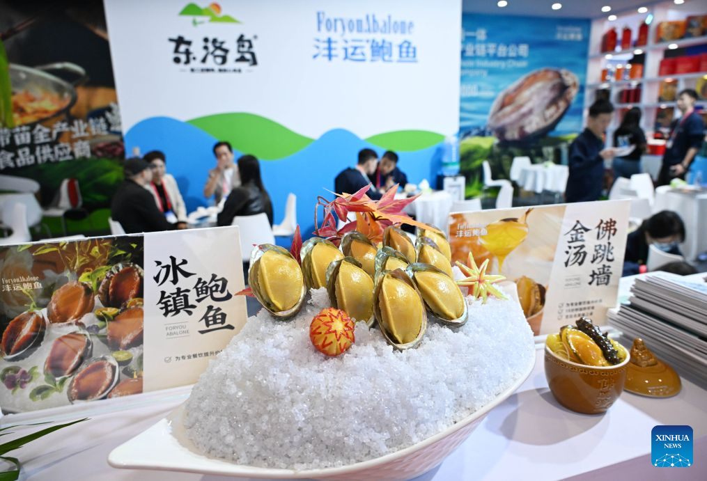 Visitors communicate at the 29th China Fisheries & Seafood Expo in Qingdao, east China's Shandong Province, Oct. 28, 2026. The expo kicked off here on Wednesday, with an exhibition area of approximately 120,000 square meters, showcasing exhibits covering aquatic raw materials and processed products, aquaculture and processing technologies and equipment, and cold chain logistics facilities. The expo, which will last until Oct. 30, has attracted numerous domestic and international manufacturers and buyers to seek business opportunities. (Xinhua/Li Ziheng)