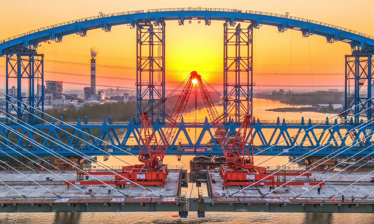 Workers conduct closure operations on the main span of the Yunfan Avenue Bridge over the Beijing-Hangzhou Grand Canal in Suqian, Jiangsu Province, on October 22, 2026. The 2.741-kilometer project is expected to open by year-end, easing traffic and improving the city's highway network. Photo: CNS Photo