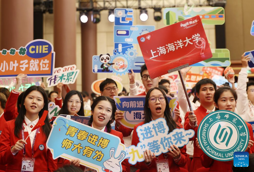 Volunteers of the upcoming 9th China International Import Expo (CIIE) attend a swearing-in ceremony at Shanghai Exhibition Center in east China's Shanghai, Oct. 28, 2026.
A total of 4,561 CIIE volunteers took the oath online or offline on Wednesday, officially committing to serve at the event.
Volunteers will provide services including guidance and consultation, registration management, guests liaison and reception, transaction data analysis, and medical assistance during the CIIE. (Xinhua/Liu Ying)
