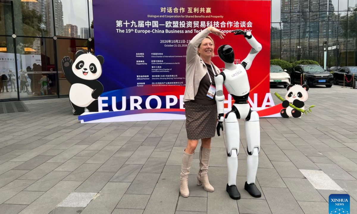 A guest interacts with a robot during the 19th Europe-China Business and Technology Cooperation Fair in Chengdu, southwest China's Sichuan Province, Oct. 22, 2026. (Xinhua/Kang Jinqian)