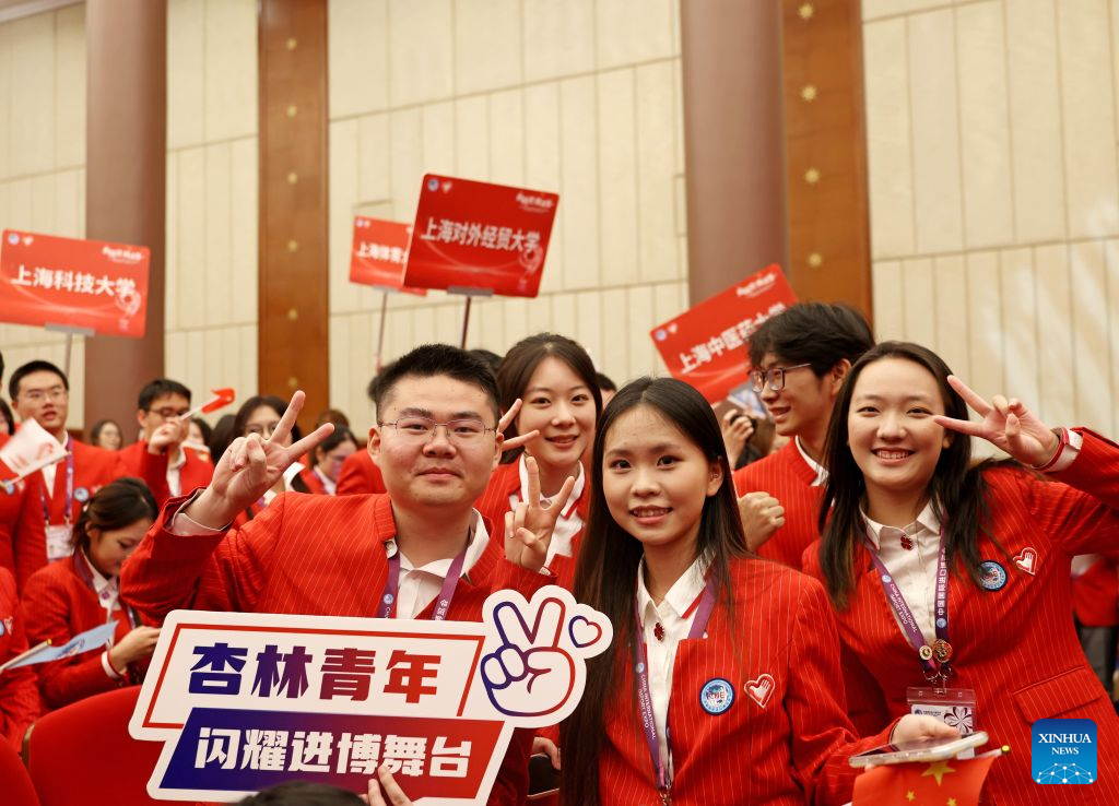 Volunteers of the upcoming 9th China International Import Expo (CIIE) attend a swearing-in ceremony at Shanghai Exhibition Center in east China's Shanghai, Oct. 28, 2026.
A total of 4,561 CIIE volunteers took the oath online or offline on Wednesday, officially committing to serve at the event.
Volunteers will provide services including guidance and consultation, registration management, guests liaison and reception, transaction data analysis, and medical assistance during the CIIE. (Xinhua/Liu Ying)