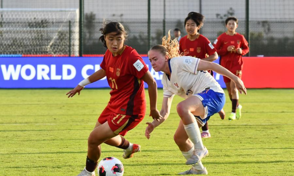 Liu Yuxi (L) of China vies with Angeline Girardot of France during their round of 16 match. (Photo by Aissa/Xinhua)