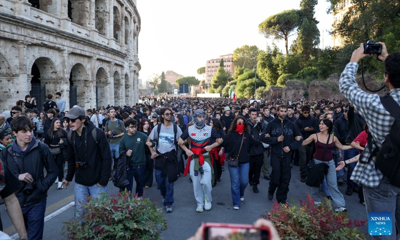 Demonstrators march past the Colosseum during an anti-war march in Rome, Italy, Oct. 24, 2026. Protests over rising living costs, military expansion and increased arms spending swept across several Italian cities on Saturday, with clashes between demonstrators and police reported in multiple locations.
In Rome, demonstrators set off from Piazza della Repubblica, according to the ANSA news agency. Clashes erupted between protesters and police in the city center later in the evening, prompting police to use water cannons and tear gas in an attempt to disperse the crowds. (Xinhua/Wang Kaiyan)