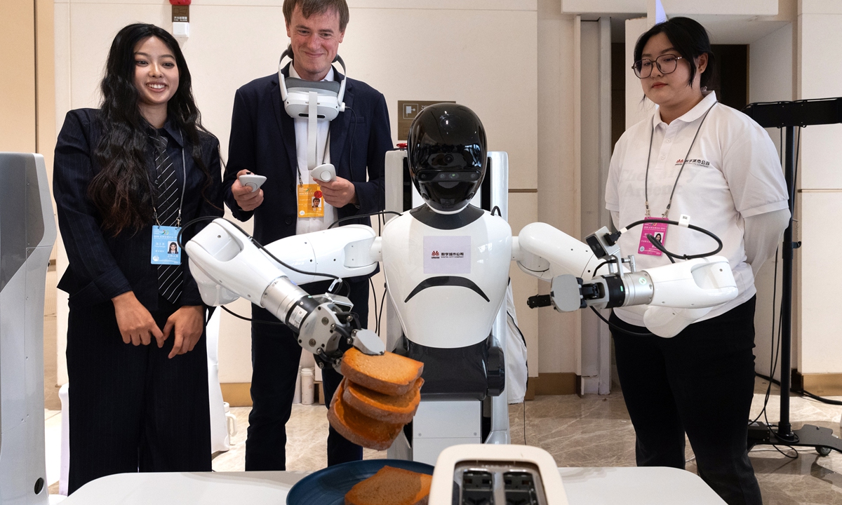 An attendee tests a robot during the 2026 Global Governance Forum (Xiong'an) in Xiong'an New Area, North China's Hebei Province, on October 23, 2026. Photo: VCG