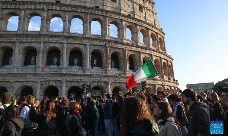Demonstrators march past the Colosseum during an anti-war march in Rome, Italy, Oct. 24, 2026. Protests over rising living costs, military expansion and increased arms spending swept across several Italian cities on Saturday, with clashes between demonstrators and police reported in multiple locations.
In Rome, demonstrators set off from Piazza della Repubblica, according to the ANSA news agency. Clashes erupted between protesters and police in the city center later in the evening, prompting police to use water cannons and tear gas in an attempt to disperse the crowds. (Xinhua/Wang Kaiyan)