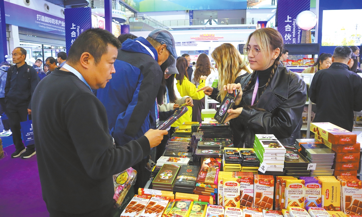 A Russian exhibitor (right) introduces products to a visitor at the 2026 Shanghai Cooperation Organization (SCO) Agricultural Expo, which opened in Yangling, Northwest China's Shaanxi Province, on October 25, 2026, with Egypt as the theme country. The expo showcases agricultural products from SCO countries, agricultural technology achievements and cross-border consumer goods. Photo: VCG