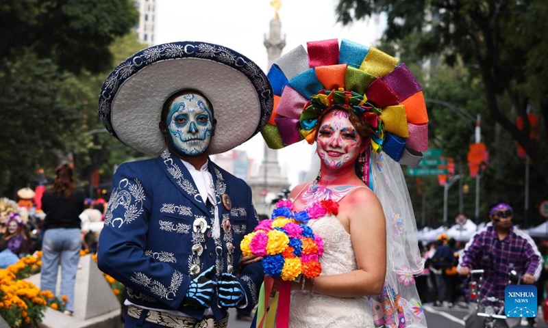 Revellers take part in the Catrinas Parade in Mexico City, capital of Mexico, Oct. 25, 2026. The Catrinas Parade was held on Sunday ahead of the Day of the Dead. (Xinhua/Liu Wenhui)