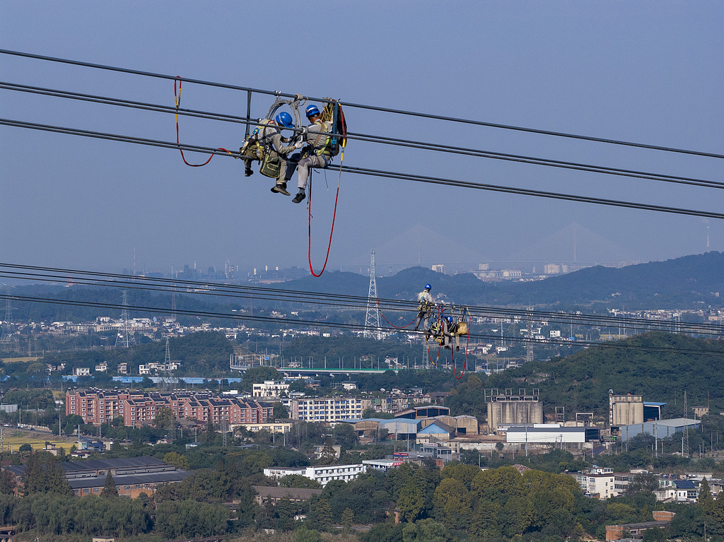 Construction workers carry out high-altitude operations at the Gansu-Zhejiang ±800 kilovolt ultra-high-voltage direct current transmission project, on October 28, 2026, in Wuhu, East China's Anhui Province. Once operational, it will be able to transmit more than 36 billion kilowatt-hours of electricity to Zhejiang Province each year. Photo: VCG