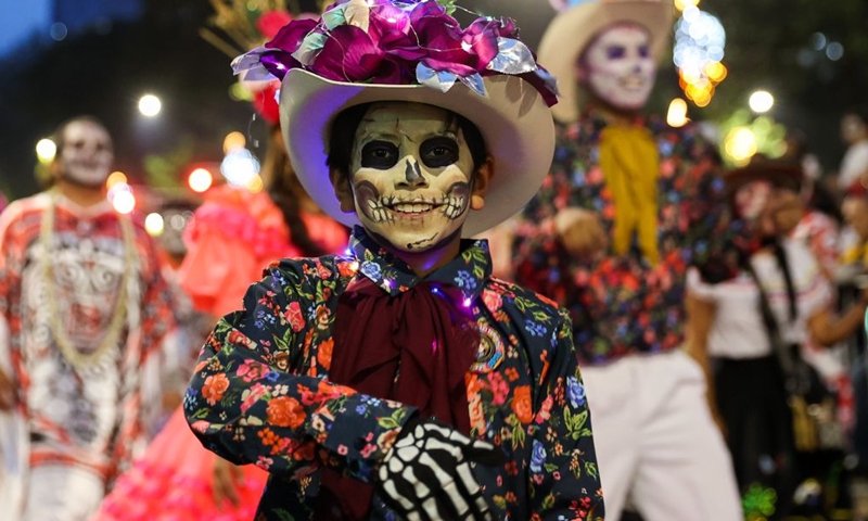 A child takes part in the Catrinas Parade in Mexico City, capital of Mexico, Oct. 25, 2026. The Catrinas Parade was held on Sunday ahead of the Day of the Dead. (Xinhua/Ding Hongfa)