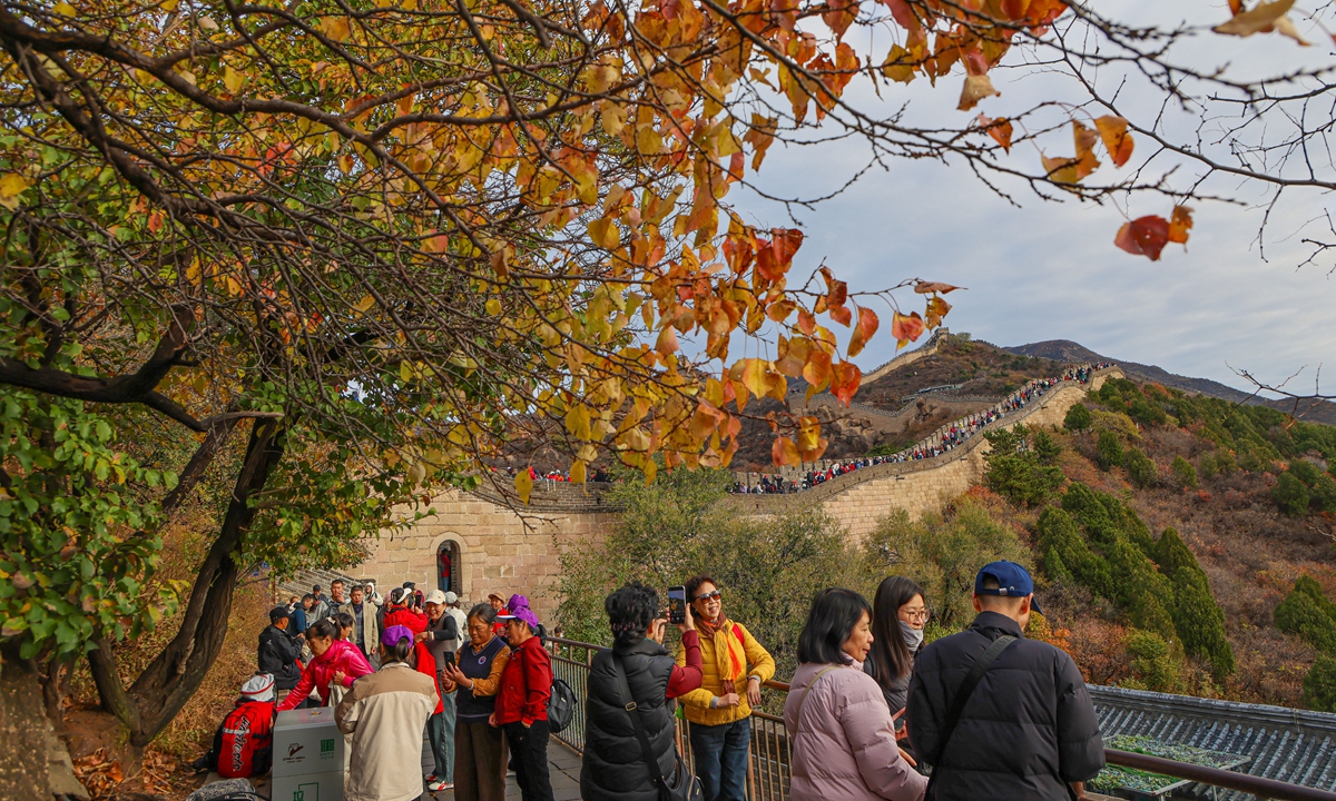Tourists flock to feast their eyes on the stunning autumn scenery of the Badaling Great Wall, where hillsides are blanketed in colorful fall foliage, Beijing, October 26, 2026. Photo: IC