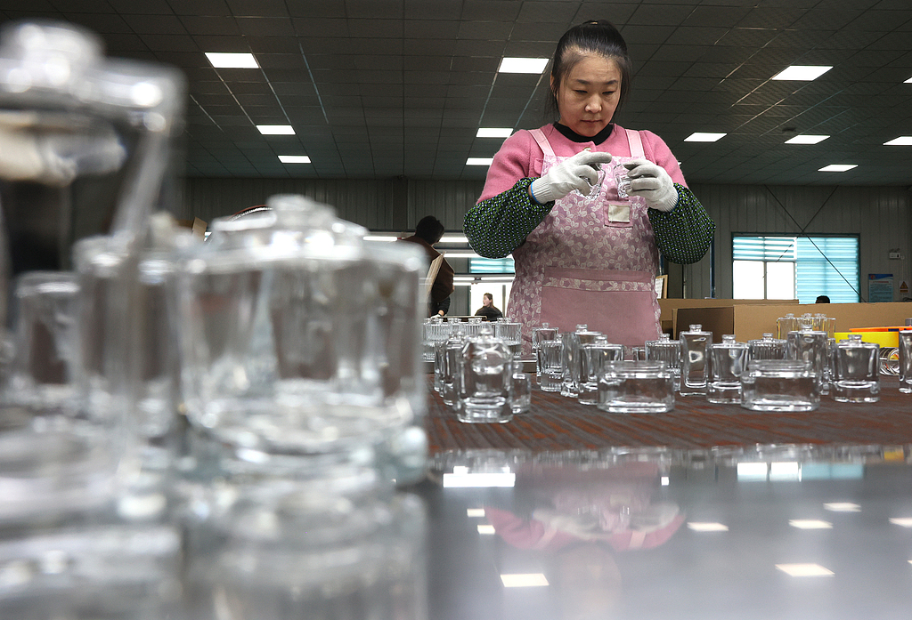 A worker inspects glass products on an automated production line in the Zhangye Economic and Technological Development Zone in Zhangye, Northwest China's Gansu Province, on October 27, 2026. Automated production lines are operating at full capacity, as local companies rush to fulfill orders and expand into overseas markets. Photo: VCG