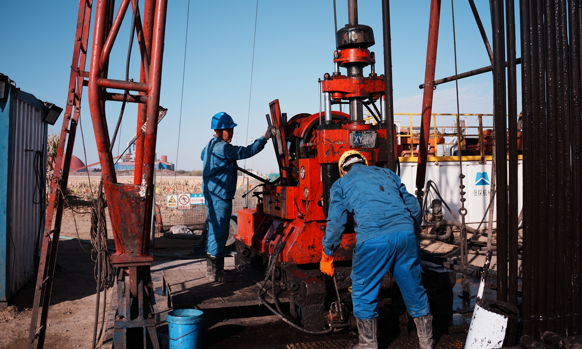 Drilling workers operate in front of a drilling rig in Ili Kazak Autonomous Prefecture, Xinjiang. Photo: Fan Lingzhi/Global Times