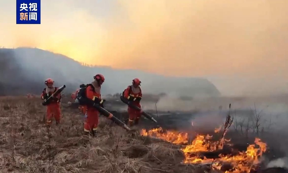 Chinese firefighters contain the blaze and stop it from spreading along the China-Mongolia border. Photo：CCTV News