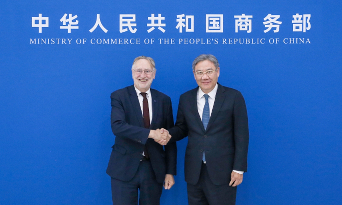 Chinese Commerce Minister Wang Wentao (right) meets with Bernd Lange, chair of the European Parliament's Committee on International Trade, on October 28, 2026. Photo: Ministry of Commerce