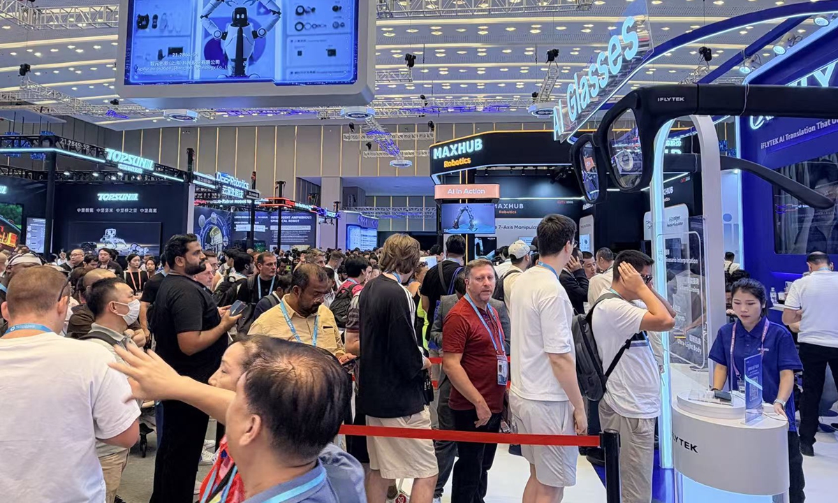 Overseas buyers line up to try on AI glasses at the 140th China Import and Export Fair (Canton Fair) in Guangzhou, South China's Guangdong Province, in October 2026. Photo: Chi Jingyi/Global Times