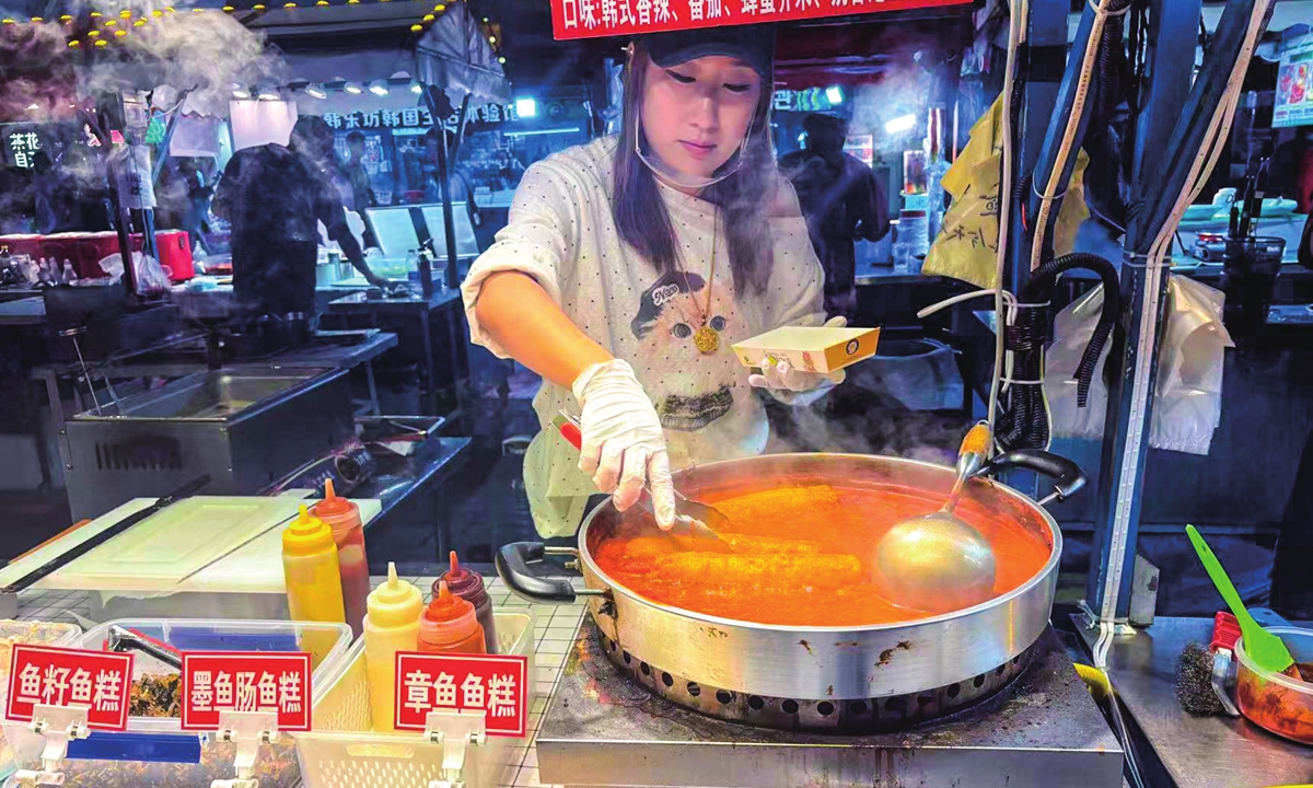 A vendor prepares a snack at the Hanlefang night market in Weihai. Photo: Li Hang/Global Times
