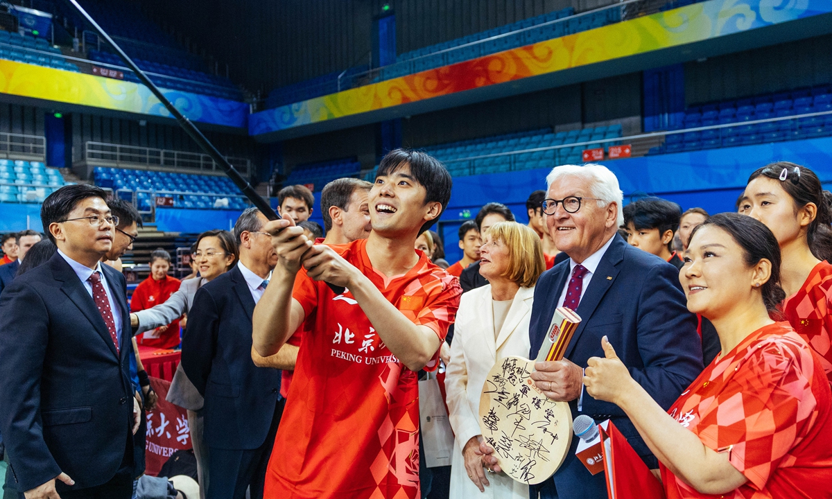 Lors de sa visite à l'université de Pékin le 29 octobre 2026, le président allemand Frank-Walter Steinmeier a posé pour des photos avec des étudiants et a joué au ping-pong avec eux. Photo : Li Hao/Global Times