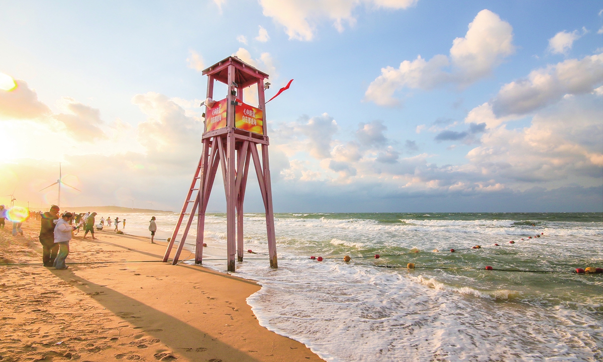 Visitors stroll at the Naxianghai coastal resort in Weihai. Photo: VCG
