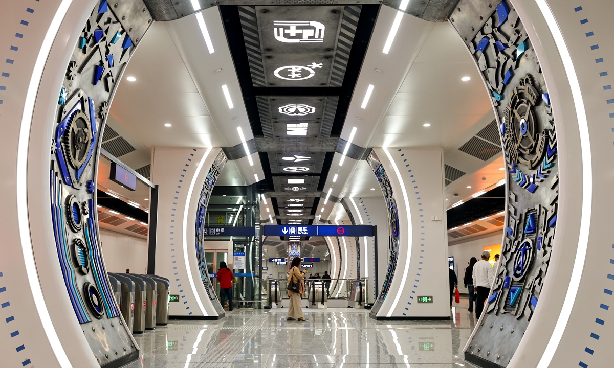 Photo shows passengers taking trains at Danshuichi Station of the Wuhan Metro in Wuhan, Central China's Hubei Province on October 29, 2026. On the day, Wuhan Metro Line 12, China's longest metro loop spanning 59.9 km and featuring 37 underground stops, went into operation. Photo: VCG