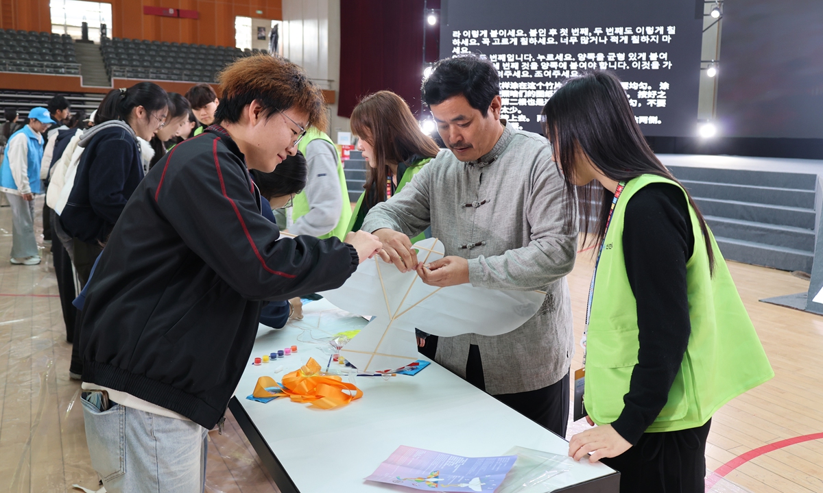 Young people from China and South Korea join a large-scale collaborative kite-making challenge in Weifang, East China's Shandong Province, on October 30, 2026. Photo: VCG